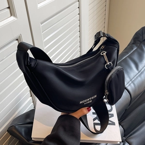 Grande borsa a tracolla a mezzaluna in nylon nero con mini pochette e spallina