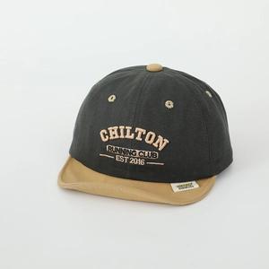 Détail d'une casquette souple pour bébé avec broderie Chilton club et étiquette distinctive