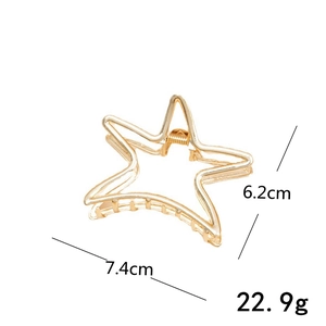 Close-up of gold star-shaped metal hair claw clip with size and weight measurements