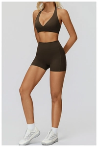 Vista dettagliata del set reggiseno sportivo e pantaloncini da yoga a vita alta su modella