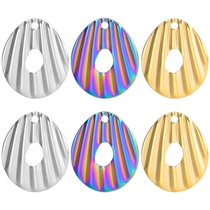 Vue détaillée de breloques en acier inoxydable en forme de coquille d'or, d'argent et d'iris