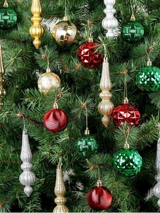 Gros plan d'ornements de Noël coniques et en forme de goutte avec paillettes et finis mats