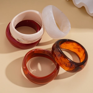 Five-piece acrylic bangle set with marble patterns and tortoiseshell finish for women