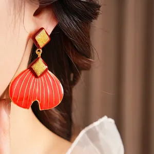 Elegante chinesische fächerförmige Fischschwanz-Ohrringe mit roter Emaille und Gold