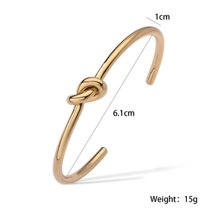 Détail du bracelet noeud plaqué or 18K montrant le diamètre 6,1cm et le poids 15g