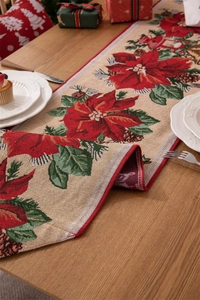 Dettaglio di runner natalizio con stelle di Natale rosse su tessuto beige intrecciato