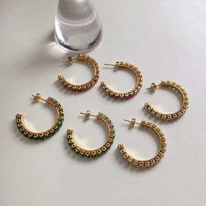 Boucles d'oreilles créoles dorées en acier inoxydable avec zircons colorés, verts et blancs