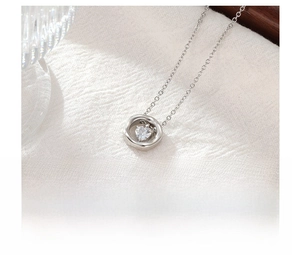 Gros plan du collier en acier titane avec pendentif zircon en cœur sur tissu blanc