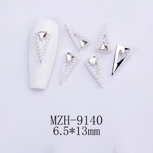Dettaglio macro di decorazioni per unghie a triangolo 6,5x13mm con perle e strass luccicanti