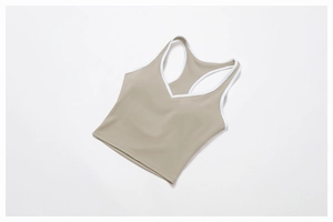 Dettaglio dell'abbigliamento sportivo con scollo a V e bordi a contrasto su sfondo bianco