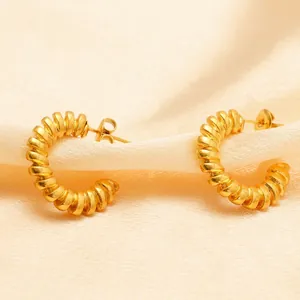 Élégantes boucles d'oreilles créoles torsadées en C en acier titane doré 18 carats