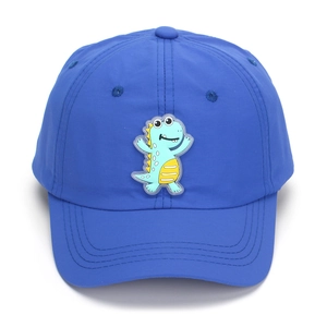 Detail der blauen Kinder-Baseballkappe mit Dino-Patch und atmungsaktivem Material