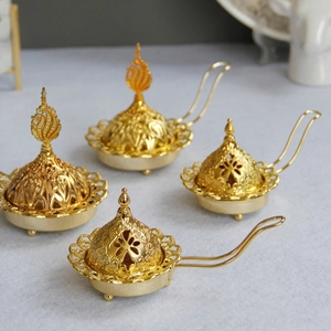 Vue détaillée de brûle-parfums arabes dorés avec des motifs ajourés complexes