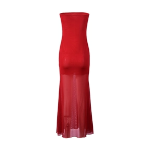 Detail des roten Netzstoffs und des schmalen Designs an einem trägerlosen Maxikleid