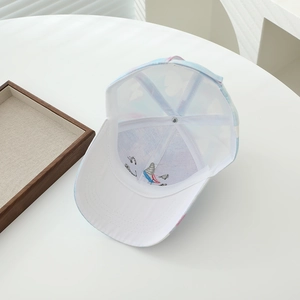 Dettaglio della struttura interna rinforzata e della visiera tie-dye del cappello bimbi