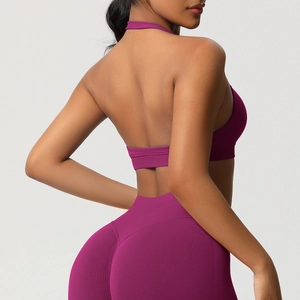 Détail de legging de yoga sans couture magenta avec texture côtelée et taille haute élastique