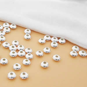 Vista macro de cuentas de plata esterlina S925 pulida para creación de joyas