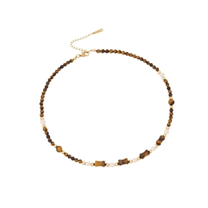 Collar de cuentas ojo de tigre con detalles dorados y perlas blancas en fondo blanco
