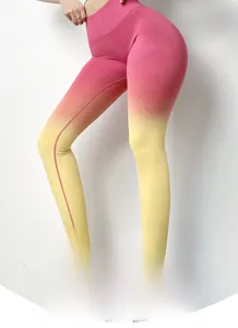 Détail du legging de yoga sans couture taille haute avec dégradé rose-jaune et rayures