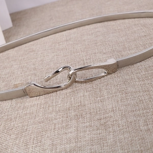 Cintura elastica metallica argento da donna con fibbia a gancio minimalista lucida