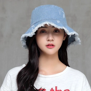 Vue détaillée des bords effilochés et du denim usé sur un chapeau bob bleu clair
