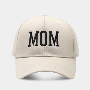 Detalle del bordado MOM en una gorra de béisbol de algodón en color crema