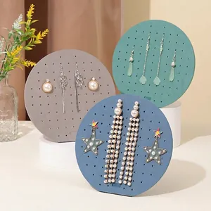Supporti per gioielli circolari in colori Morandi per orecchini con design forato