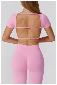 Detaillierte Rückansicht des rosa Yoga-Sets mit Rückenausschnitt und verstellbaren Trägern