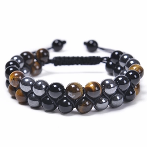 Detalle de la pulsera de doble capa de ojo de tigre y ónice con cordón trenzado ajustable