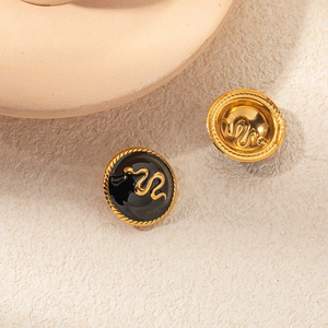 Boucles d'oreilles vintage avec émail noir et motif serpent doré arrondi