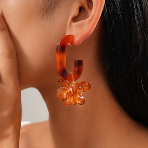 Vintage amber resin floral hoop earrings with geometric tortoise shell pattern for women