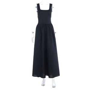 Abito lungo nero attillato senza maniche con scollo quadrato e silhouette svasata a trapezio