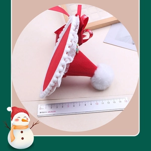 Dettaglio molletta cappello di Natale rosso con pizzo bianco e nastro con fiocco di neve