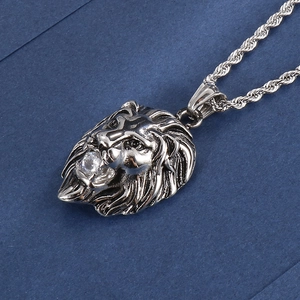 Collier avec pendentif tête de lion en acier inoxydable argenté et cristal scintillant