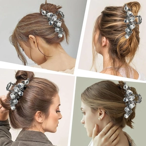 Collage de coiffures avec une grande pince à cheveux rose camélia bleu et blanc
