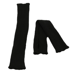 Details von schwarzen Rippstrick-Armstulpen mit elastischer Textur und langem Design