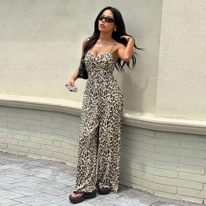 Detail of leopard print wide-leg jumpsuit with backless design and sleeveless summer cut
