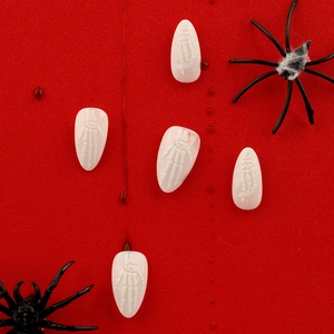 Kurze Mandel-Kunstnägel mit 3D-Knochenhand-Design für den Halloween-Look