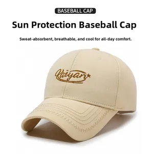 Vue détaillée de la broderie et de la visière multi-piqures sur la casquette beige