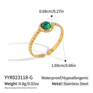 Dimensions détaillées de la bague en acier doré avec insertion de pierre malachite verte