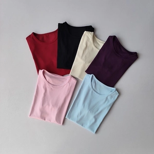 Nahaufnahme von schnelltrocknenden Yoga-T-Shirts in sechs Farben auf grauem Hintergrund