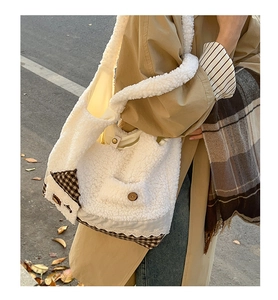 Détail du sac en peluche avec tissu écossais marron, dentelle blanche et bouton bois