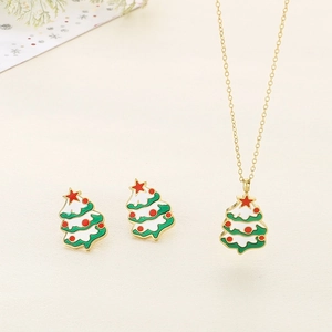 Vue détaillée d'une parure arbre de Noël en émail vert avec une finition dorée