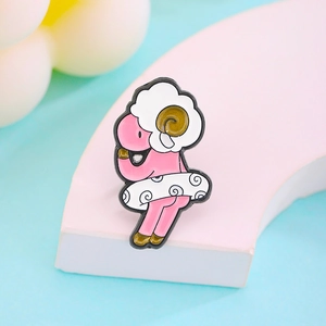 Süße rosa Schaf-Emaille-Anstecknadel mit weißem Schwimmring und goldenen Hörnern