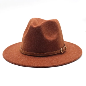 Chapeau Fedora en feutre de laine caramel avec bord plat et ruban en cuir à boucle dorée
