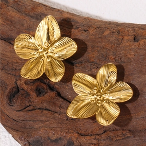 Chic oversized gold flower earrings in stainless steel with detailed floral texture