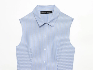 Dettaglio dell'abito a camicia senza maniche a righe bianche e blu con colletto a rever