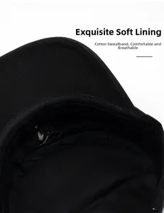 Detail von Baumwollschweißband und atmungsaktivem Innenfutter der schwarzen Feldmütze