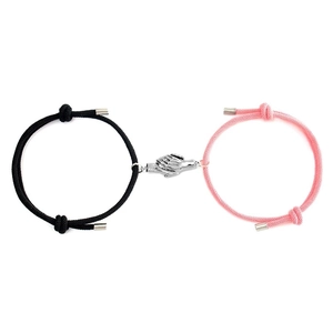 Vue détaillée des bracelets de couple réglables avec fermoir magnétique poignée de main