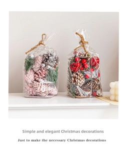 Détail d'ornements de Noël avec pommes de pin naturelles et baies rouges dans un paquet